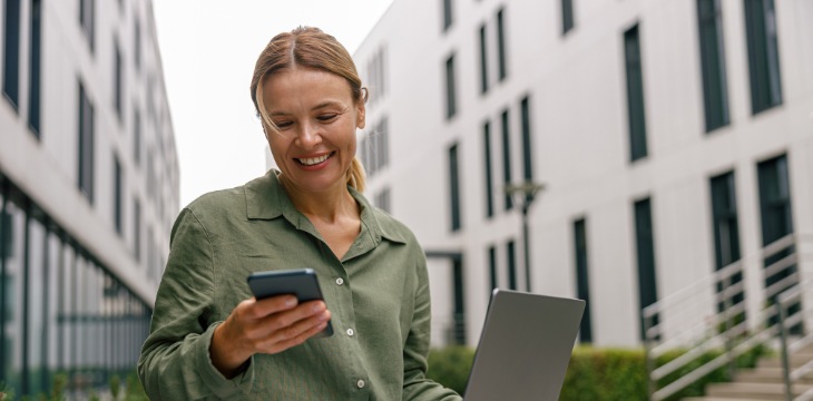 Femme sourire Mobile Portable Immeuble