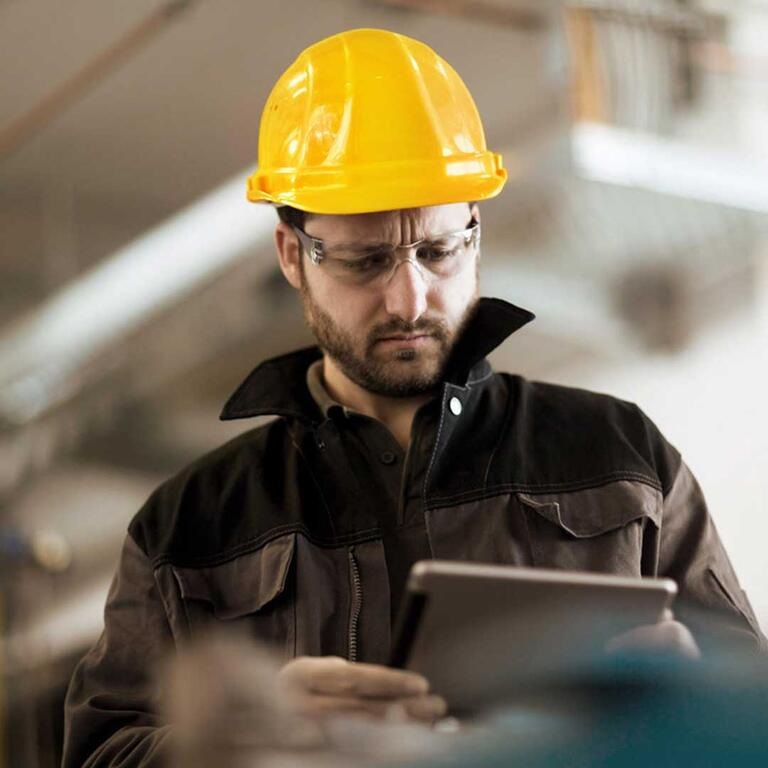 homme de construction casque