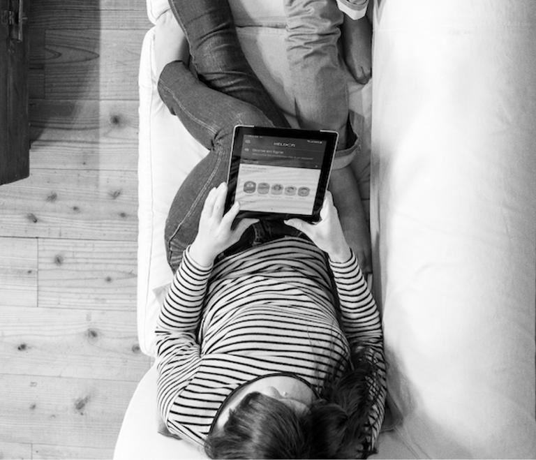 Femme canapé tablette