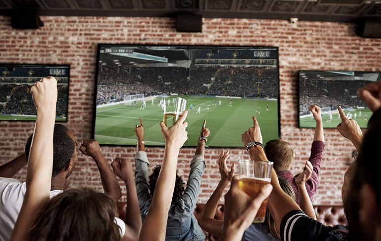Internet sport restaurant bar main verre