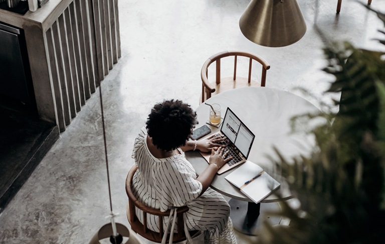 femme portable table wifi