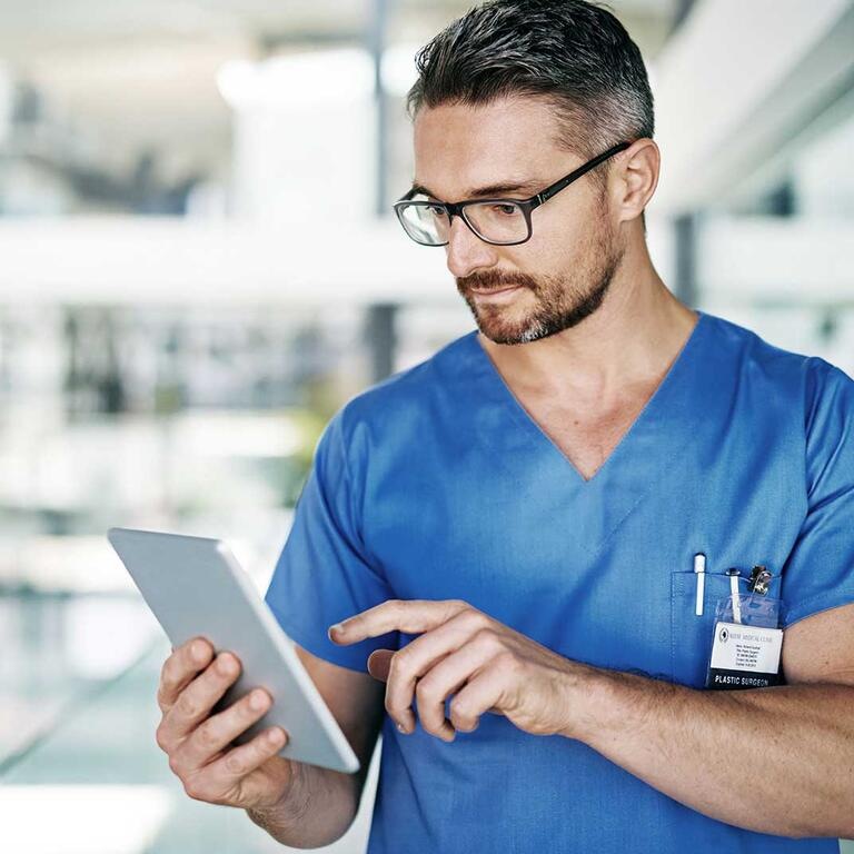 médecin infirmier lunette tablette