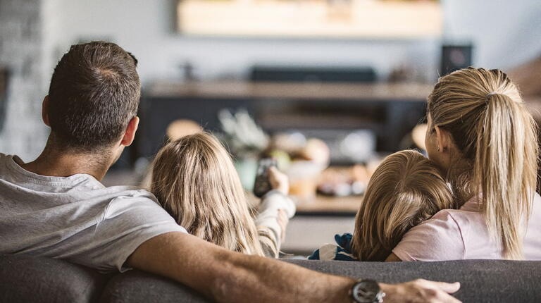 Forfait télé - famille devant le télé