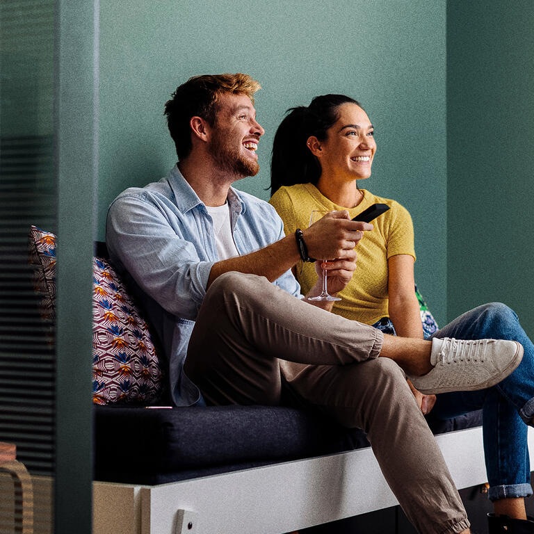 Couple sourire sofa