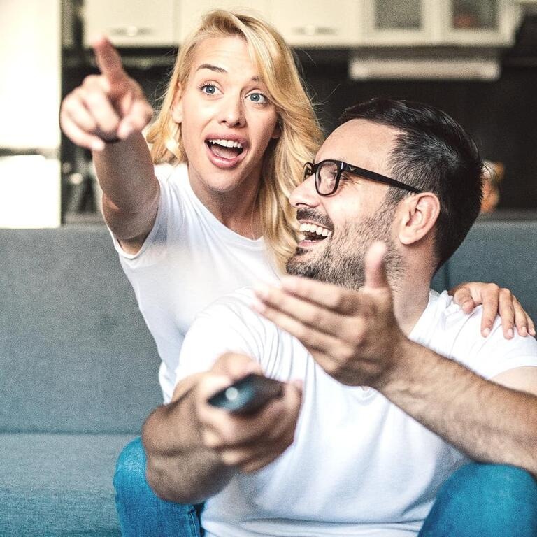 Couple Homme Femme Tv sourire