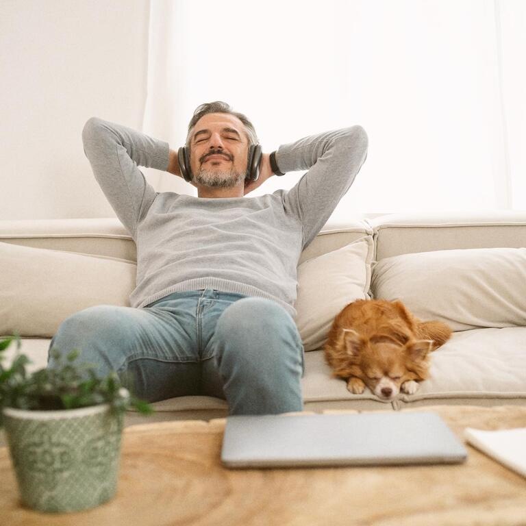 Homme Casque Chien Salon relaxation