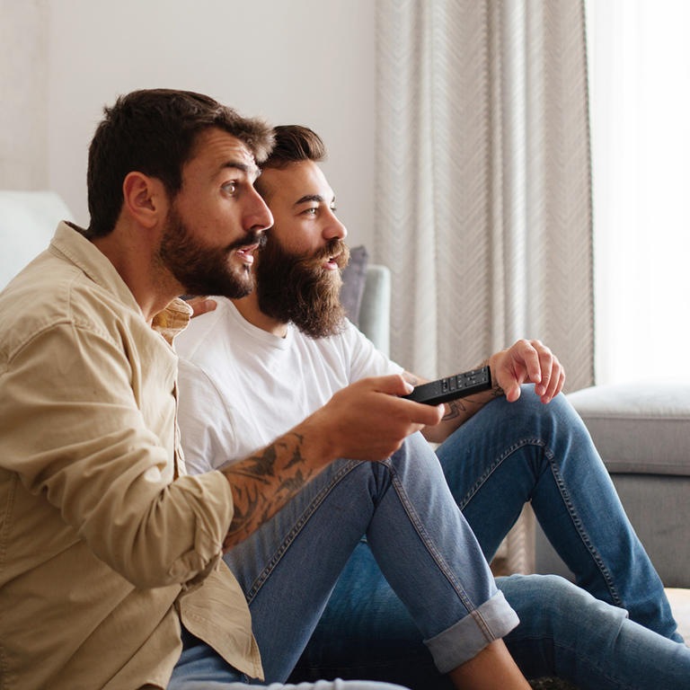 hommes canapé telecommande