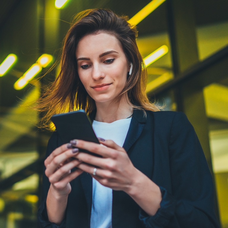 Femme Mobile  Mains Écouteur