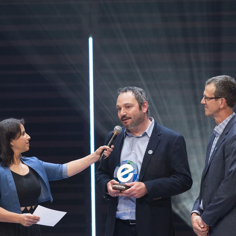 Anaïs Favron men's microphone prize