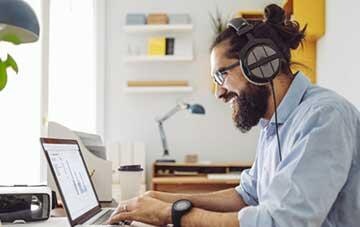 homme écouteur barbe lunette