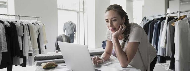 woman shop clothes laptop