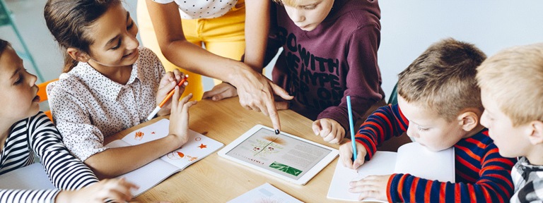 ecole enfants table