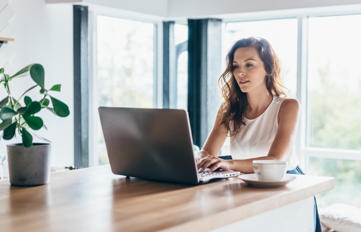 Femme avec laptop