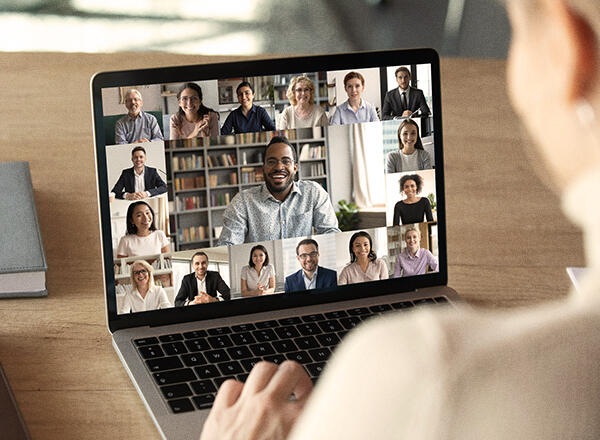 femme laptop visio