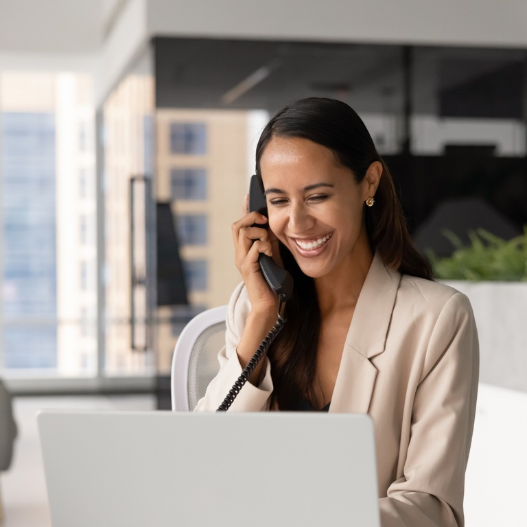 femme sourire téléphone