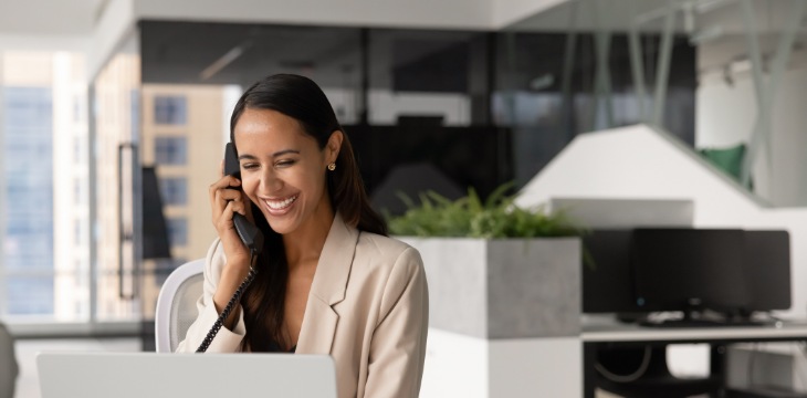 Femme sourire Téléphone