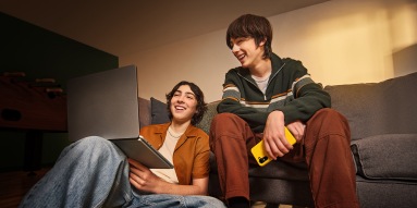 Deux adolescents regardent un ordinateur portable