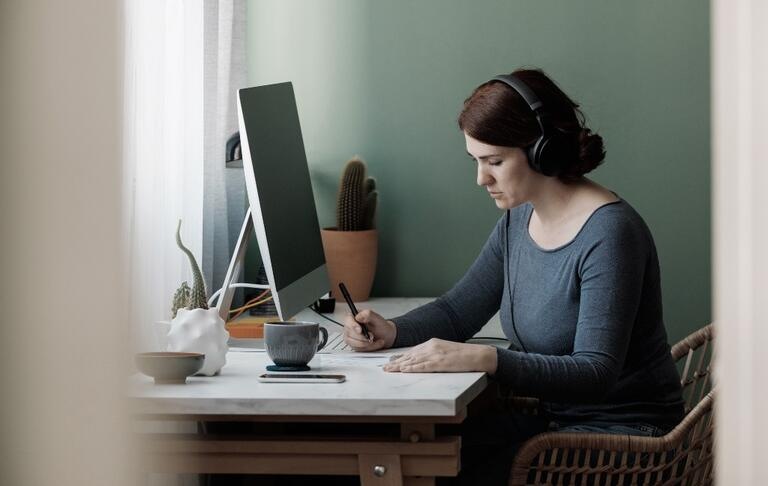 télétravail femme écouteur