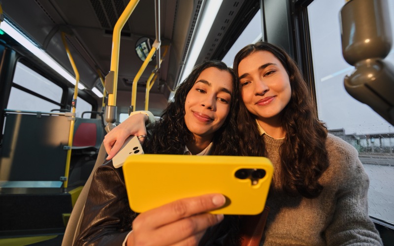 RETOUCHE-CORPO-DUO-FILLE-BUS-CELL-JAUNE-2603-RGB1- 800x500.png