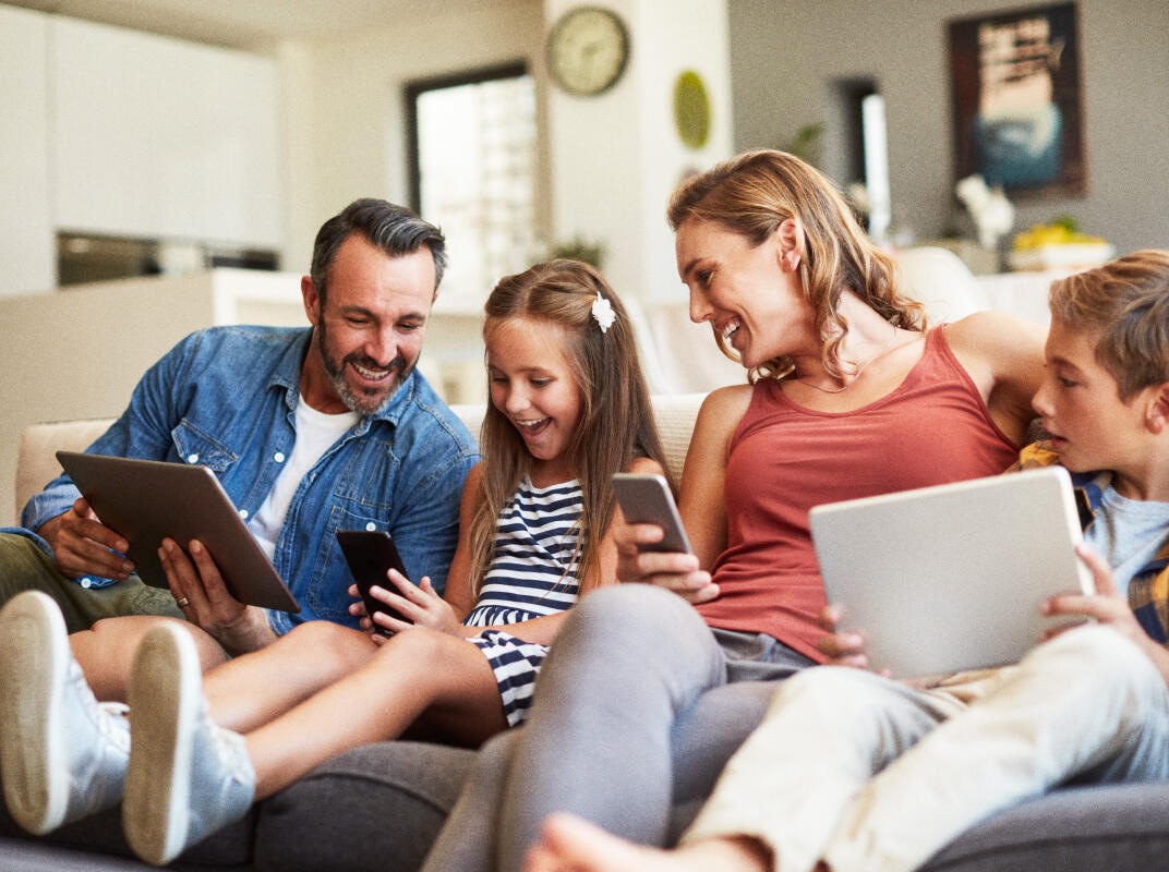 famille salon tablette telephone sourire