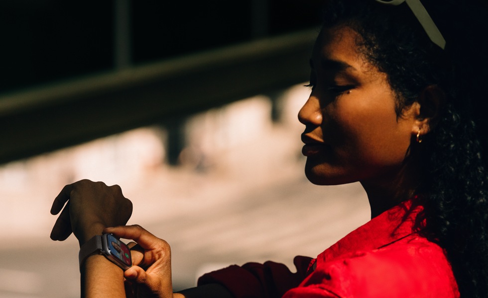 Une personne reçoit un appel sur son Apple Watch Series 11