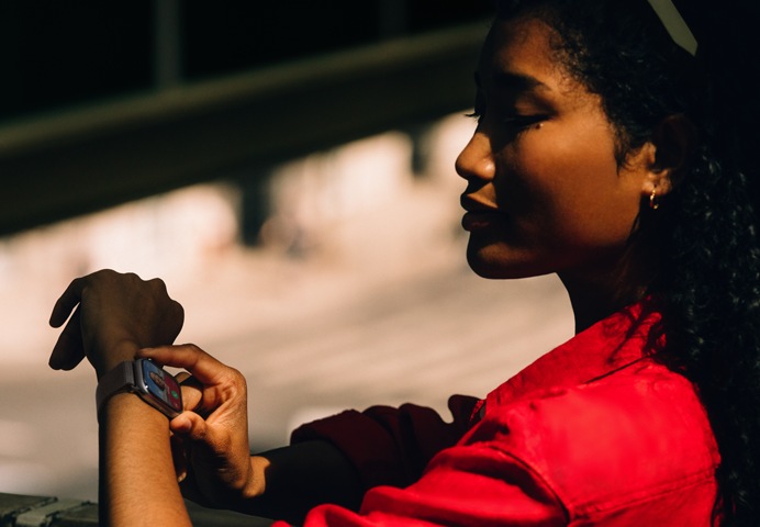 Une personne reçoit un appel sur son Apple Watch Series 11