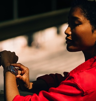 Une personne reçoit un appel sur son Apple Watch Series 11