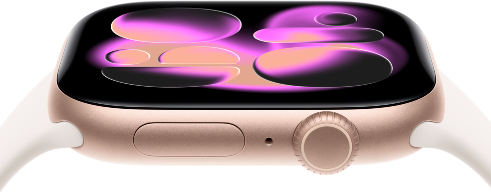 Apple Watch Series 11, boîtier en aluminium or rose, cadran Illustration réactive, côté droit extérieur : Digital Crown, microphone, bouton latéral, bracelet sport rose tendre
