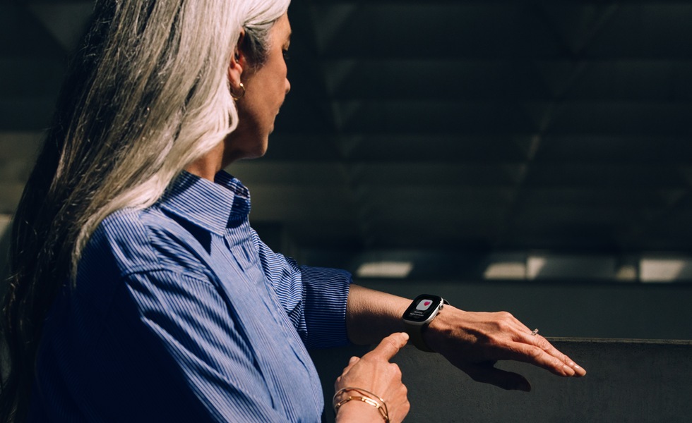 Une personne lit une notification d’hypertension sur son Apple Watch Series 11