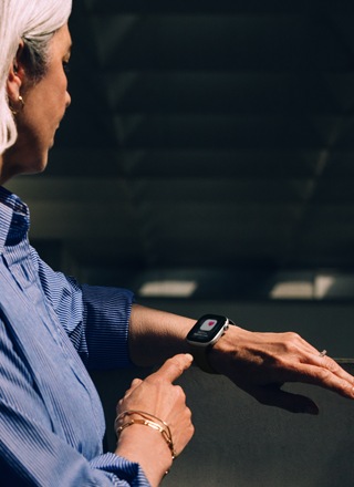 Une personne lit une notification d’hypertension sur son Apple Watch Series 11