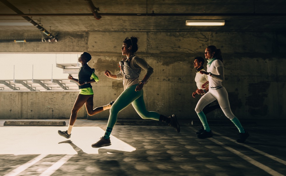Un groupe de personnes dont chaque membre porte une Apple Watch Series 12 court en ville