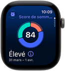 Apple Watch Series 12, boîtier en aluminium, couleur gris cosmique, graphique circulaire du score de sommeil, côté droit, couronne Digital Crown