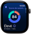 Apple Watch Series 12, boîtier en aluminium, couleur gris cosmique, graphique circulaire du score de sommeil, côté droit, couronne Digital Crown