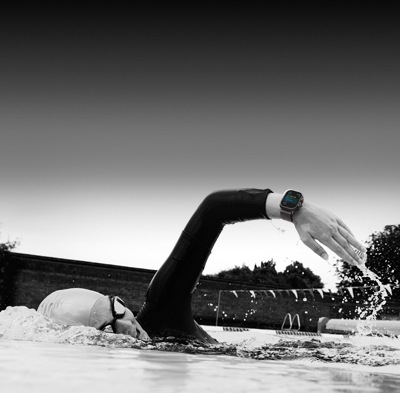 Swimmer tracks workout on Apple Watch Ultra 3