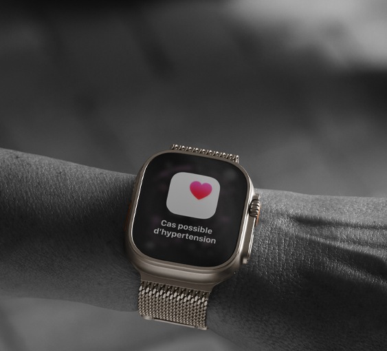 Personne portant une Apple Watch Ultra 3 à son poignet, écran affichant une notification de cas possible d’hypertension