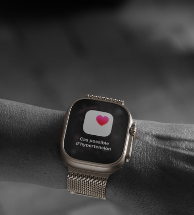 Personne portant une Apple Watch Ultra 3 à son poignet, écran affichant une notification de cas possible d’hypertension
