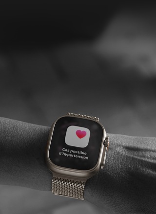 Personne portant une Apple Watch Ultra 3 à son poignet, écran affichant une notification de cas possible d’hypertension