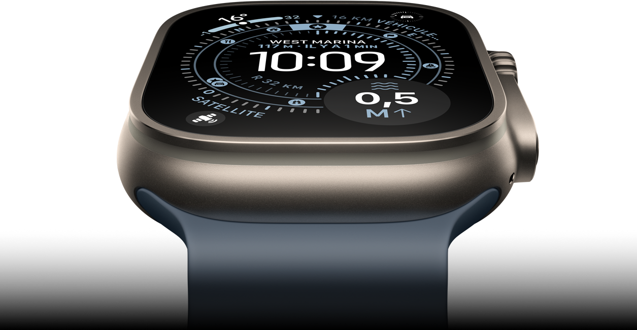 Apple Watch Ultra 3 Apple Watch Ultra 3 penchée vers l’avant, boîtier en titane naturel, boussole du cadran Orientation, bracelet Océan bleu nautique
