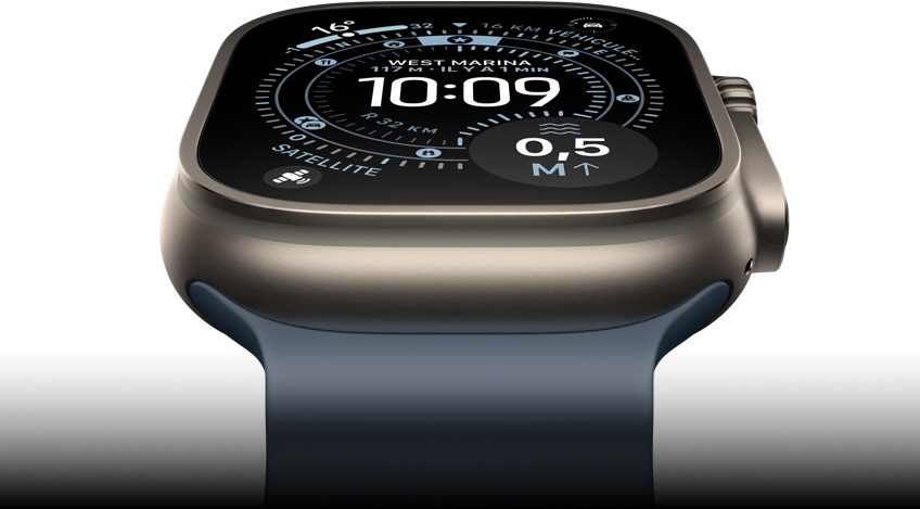 Apple Watch Ultra 3 penchée vers l’avant, boîtier en titane naturel, boussole du cadran Orientation, bracelet Océan bleu nautique