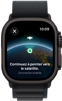 Apple Watch Ultra 3, noir, boîtier en titane, message « Continuez à pointer vers le satellite » devant l’image de la Terre avec un emplacement à l’écran, bracelet Alpin