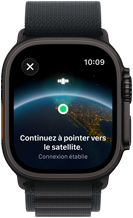 Apple Watch Ultra 3, noir, boîtier en titane, message « Continuez à pointer vers le satellite » devant l’image de la Terre avec un emplacement à l’écran, bracelet Alpin