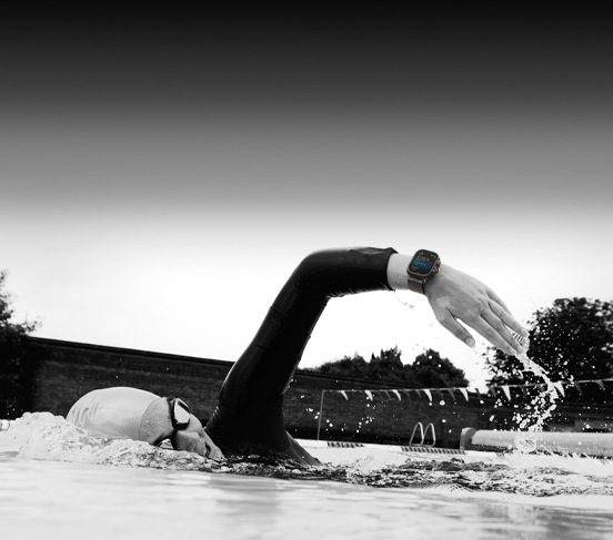 Personne nageant et faisant le suivi de son entraînement sur Apple Watch Ultra 3