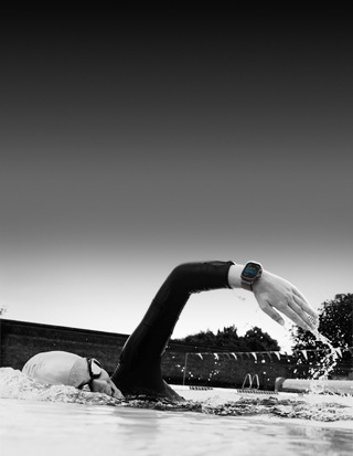 Personne nageant et faisant le suivi de son entraînement sur Apple Watch Ultra 3