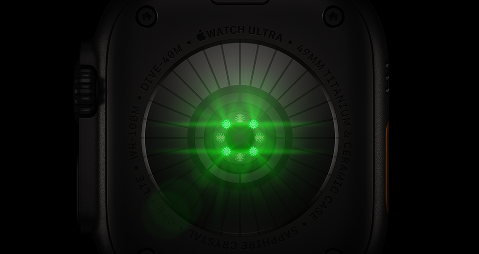 Dos d’une Apple Watch Ultra 4, boîtier en titane, couleur noir, plusieurs capteurs ronds à DEL vertes illuminées