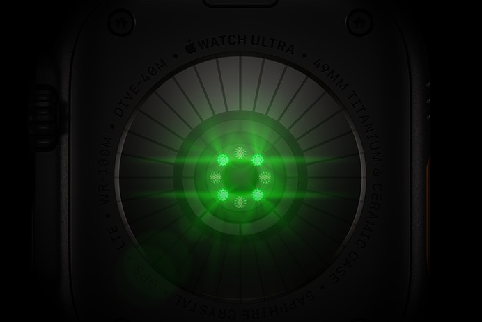 Dos d’une Apple Watch Ultra 4, boîtier en titane, couleur noir, plusieurs capteurs ronds à DEL vertes illuminées