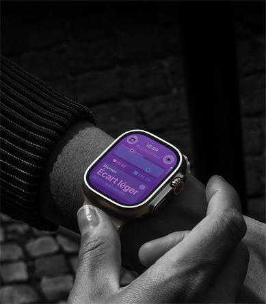 Personne portant une Apple Watch Ultra 4 au poignet, signes vitaux diurnes légèrement inhabituels