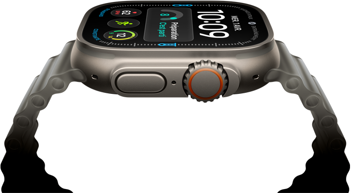 Apple Watch Ultra 4, boîtier en titane, couleur naturel, cadran d’horloge numérique, complications : préparation, fréquence cardiaque, entraînements, température, côté droit, couronne Digital Crown, bouton latéral surélevé, bracelet Océan, couleur gris translucide