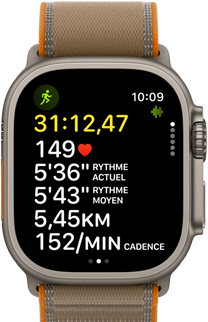 Apple Watch Ultra 4, boîtier en titane, couleur naturel, données avancées d’une séance de course à l’extérieur, côté droit, couronne Digital Crown, bouton latéral surélevé, bracelet Sentier, couleur sable