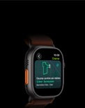 Apple Watch Ultra 4, boîtier en titane, couleur noir, fonctionnalité Course contre soi-même avec un plan d’itinéraire de course, côté gauche, bouton Action, bracelet Alpin, couleur bourgogne