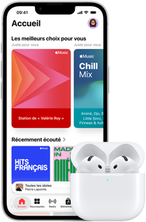 iPhone dix-sept-e, face avant, écran d’accueil avec l’app Musique ouverte, à côté d’AirPods Pro 3 dans un étui de recharge MagSafe ouvert